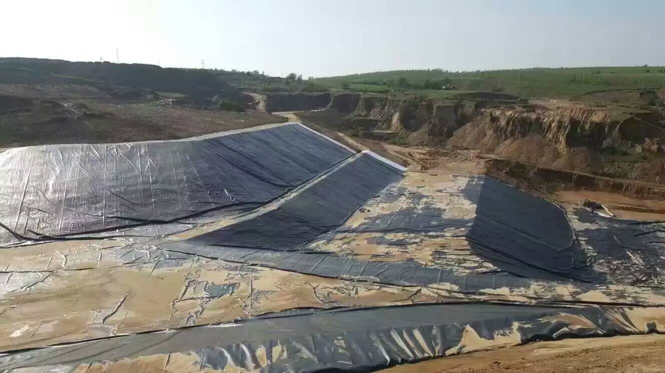 內蒙尾礦庫防滲土工膜施工現場